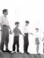 手をつなぐ子ら