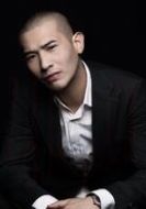 魏?jiǎn)⒚? /><p>魏?jiǎn)⒚?演員：張殿倫</p>魏家傳人，魏鴻生之子，與葉家傳人葉正楠亦敵亦友，為達(dá)目的不擇手段，不惜傷害親人朋友。表面與葉正楠稱兄道弟心里卻處處跟葉正楠比較，后為了雯莉跟葉正楠撕破臉皮</li><li><img src=