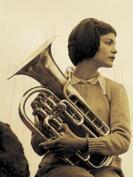 瑪?shù)贍柕? /><p>瑪?shù)贍柕?演員：奧黛麗·塔圖</p>瑪?shù)贍柕碌碾p親去世后，由叔叔、嬸嬸收養(yǎng)，住在遠(yuǎn)離巴黎的鄉(xiāng)下農(nóng)村。第一次世界大戰(zhàn)接近尾聲，她盼來的不是未婚夫曼尼奇的榮歸，而是一紙帶來他死亡訊息的前線來信。為了證明這個(gè)幾乎無法證明的事實(shí)，左腿殘疾的她毅然踏上了漫長的千里尋夫之路。</li><li><img src=