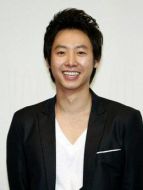 （金東旭飾演）