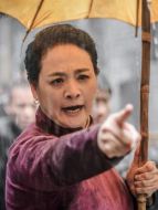 袁母（伍宇娟飾演）