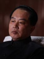 華國鋒（曾紅生飾演）