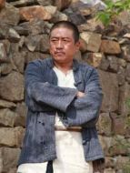 魏守根(丁勇岱飾演)