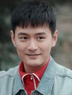 鞠興華（王雨飾演）