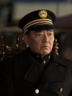 方世寶（李立群飾演）