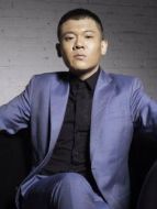 侯坤（姜藝聲飾演）