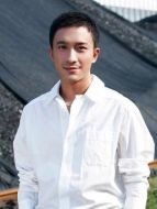 鄭笑南（張鐸飾演）