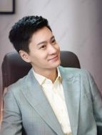 王思危（郭曉然飾演）