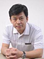 崔鵬（何政軍飾演）