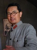 張聞天(脫一然飾演)