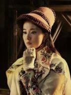 楊依依（喬欣飾演）