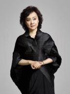 邵氏（黃梅瑩飾演）