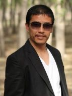 賈諸葛（關(guān)小平飾演）