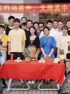 竹馬其外，天降其中